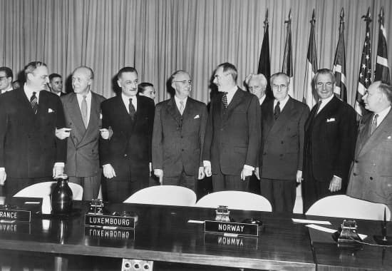 Les représentants des nations signataires du pacte de l'Atlantique à Washington, le 27 janvier 1950 Les représentants des nations signataires du pacte de l'Atlantique à Washington, le 27 janvier 1950