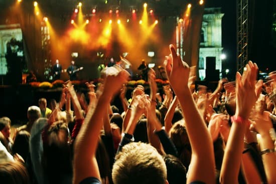 Spectateurs debout lors d'un concert Spectateurs debout lors d'un concert