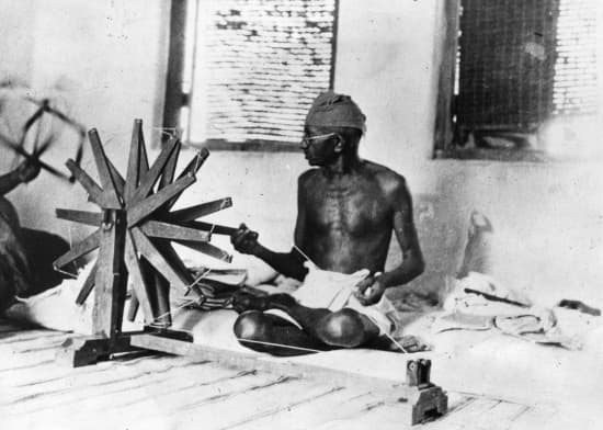 Gandhi filant au rouet Gandhi filant au rouet