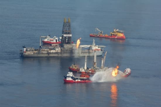 Incendie sur une plateforme pétrolière Incendie sur une plateforme pétrolière