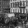 Scènes de fraternisation entre soldats et ouvriers
